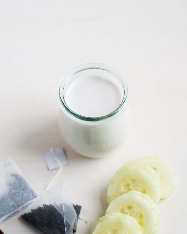 11 Best Ways To Naturally Treat Under Eye Circles + Puffiness